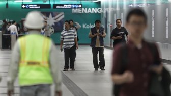 Suasana di Stasiun MRT Bundaran HI, Jakarta, Senin (25/3).[Suara.com/Muhaimin A Untung]