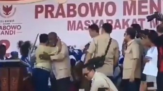 Tak Lagi Lempar Baju, Prabowo Pakaikan Baju ke Warga Merauke saat Kampanye