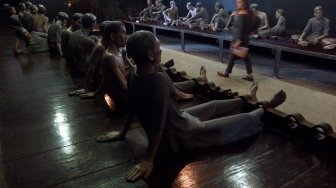 Wisatawan melihat patung peraga seorang tahanan di Museum Penjara Hoa Lo, Hanoi, Vietnam, Minggu (24/3). [ANTARA FOTO/R. Rekotomo]