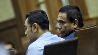 Terdakwa Gubernur nonaktif Aceh Irwandi Yusuf mengikuti sidang tuntutan kasus dugaan suap Dana Otonomi Khusus Aceh (DOKA) di Pengadilan Tipikor, Jakarta, Senin (25/3). [Suara.com/Muhaimin A Untung]