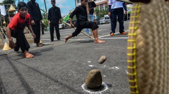 Festival Permainan Tradisional Alimpaido di halaman kantor Setda Kabupaten Tasikmalaya, Jawa Barat, Senin (25/3). [ANTARA FOTO/Adeng Bustomi]