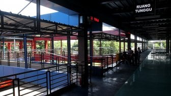 Suasana Terminal Pondok Cabe di Tangerang Selatan, Banten, Senin (25/3). [Suara.com/Arief Hermawan P]