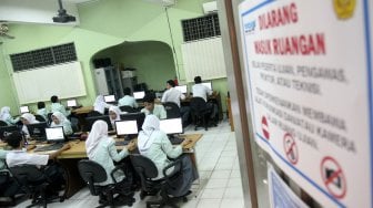 Sejumlah pelajar Sekolah Menengah Kejuruan (SMK) mengikuti Ujian Nasional Berbasis Komputer (UNBK) di SMK N 41 Jakarta, Cilandak, Jakarta (25/3). [Suara.com/Arief Hermawan P]