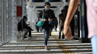 Suasana halte Transjakarta Bundaran HI, Jakarta, Senin (25/3).  [Suara.com/Muhaimin A Untung]
