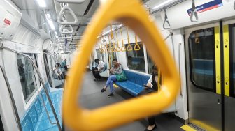 Warga menaiki kereta MRT  di Stasiun MRT Bundaran HI, Jakarta, Senin (25/3). [Suara.com/Muhaimin A Untung]