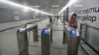 Suasana di Stasiun MRT Bundaran HI, Jakarta, Senin (25/3).[Suara.com/Muhaimin A Untung]