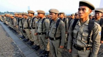 Viral Video Satpol PP Selamatkan Wanita Pingsan di JPO