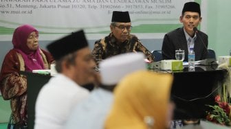 Ketua MUI yang membidangi fatwa Prof.Dr.Hj Huzaemah bersama Ketua komisi fatwa MUI Indonesia Hasanuddin AF dan Sekretaris Komisi Fatwa MUI Asrorun Niam Sholeh ketika membuka FGD di Kantor MUI, Selasa (26/3). [Suara.com/Muhaimin A Untung]