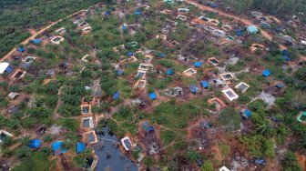 Foto udara Taman Hutan Raya (Tahura) Sultan Thaha Syaifuddin yang telah beralih fungsi dan dipenuhi kolam penampungan minyak dari aktivitas pengeboran minyak ilegal di Bajubang, Batanghari, Jambi, Senin (25/3). [ANTARA FOTO/Wahdi Septiawan]