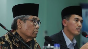 Ketua Komisi fatwa MUI Indonesia Hasanuddin AF dan Sekretaris Komisi Fatwa MUI Asrorun Niam Sholeh ketika membuka FGD di Kantor MUI, Selasa (26/3). [Suara.com/Muhaimin A Untung]