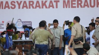 Disebut Utusan Allah, Prabowo Berikan Kemejanya ke Mantan Bupati Merauke