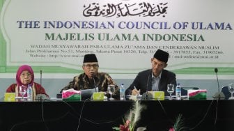 Ketua MUI yang membidangi fatwa Prof.Dr.Hj Huzaemah bersama Ketua komisi fatwa MUI Indonesia Hasanuddin AF dan Sekretaris Komisi Fatwa MUI Asrorun Niam Sholeh ketika membuka FGD di Kantor MUI, Selasa (26/3). [Suara.com/Muhaimin A Untung]