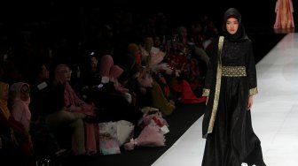 Model menampilkan busana rancangan seorang perawat RSUD, Diksi Hera Berliana pada Indonesia Fashion Week (IFW) 2019 di JCC, Jakarta, Rabu (27/3). [Suara.com/Arief Hermawan P]