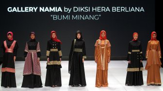 Model menampilkan busana rancangan seorang perawat RSUD, Diksi Hera Berliana pada Indonesia Fashion Week (IFW) 2019 di JCC, Jakarta, Rabu (27/3). [Suara.com/Arief Hermawan P]