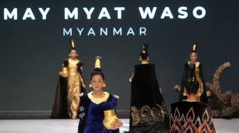 Model tampil dalam peragaan busana di ajang Indonesia Fashion Week (IFW) 2019 di JCC, Jakarta, Rabu (27/3). [Suara.com/Arief Hermawan P]