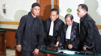 Terdakwa kasus perkara penyerobotan lahan tanpa izin Hercules Rosario Marshal mengikuti sidang putusan di Pengadilan Pengadilan Negeri Jakarta Barat, Rabu (27/3). [Suara.com/Muhaimin A Untung]