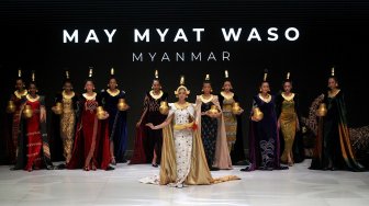 Model tampil dalam peragaan busana di ajang Indonesia Fashion Week (IFW) 2019 di JCC, Jakarta, Rabu (27/3). [Suara.com/Arief Hermawan P]