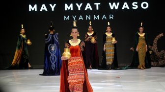 Model tampil dalam peragaan busana di ajang Indonesia Fashion Week (IFW) 2019 di JCC, Jakarta, Rabu (27/3). [Suara.com/Arief Hermawan P]