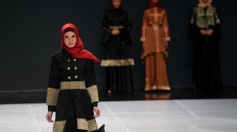 Model menampilkan busana rancangan seorang perawat RSUD, Diksi Hera Berliana pada Indonesia Fashion Week (IFW) 2019 di JCC, Jakarta, Rabu (27/3). [Suara.com/Arief Hermawan P]