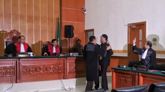 Terdakwa kasus perkara penyerobotan lahan tanpa izin Hercules Rosario Marshal mengikuti sidang putusan di Pengadilan Pengadilan Negeri Jakarta Barat, Rabu (27/3). [Suara.com/Muhaimin A Untung]