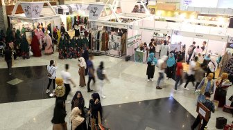 Pengunjung memadati stan pameran dalam perhelatan Indonesia Fashion Week (IFW) 2019 di JCC, Jakarta, Rabu (27/3).[Suara.com/Arief Hermawan P] 