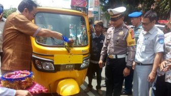 Ada Bajaj Kuning Mengaspal di Kroya