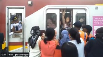 Pintu KRL Sulit Ditutup Karena Kepenuhan, Tiba-tiba Ada Jeritan!