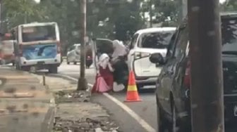 Ibu yang Dorong Anak hingga Viral di Medsos Minta Maaf