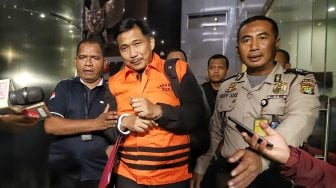 Anggota DPR Fraksi Golkar Bowo Sidik Pangarso berjalan keluar memakai rompi tahanan usai pemeriksaan di Gedung KPK, Kamis (28/3). [Suara.com/Muhaimin A Untung]