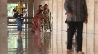 Wisatawan Mancanegara saat berkunjung ke Masjid Istiqlal, Jakarta Pusat, Kamis (28/3). [Suara.com/Muhaimin A Untung]