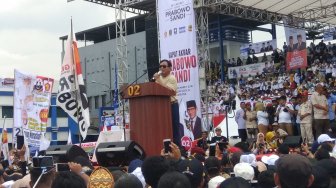 Kampanye di Bandung, Prabowo Lempar Ini Kepada Masa Pendukungnya