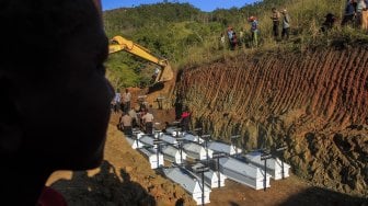 Pemakamkan jenazah korban banjir bandang Sentani yang dikuburkan secara massal di Pemakaman Umum Kampung Harapan Sentani, Jayapura, Papua, Rabu (27/3). [ANTARA FOTO/Gusti Tanati]
