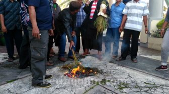 Bakar Padi di Depan Gedung DPRD, Petani Jember Protes Anjloknya Harga