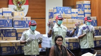 Wakil Ketua KPK Basaria Pandjaitan bersama Penyidik memperlihatkan barang bukti saat konferensi pers di Gedung Merah Putih KPK, Jakarta, Kamis (28/3). [Suara.com/Muhaimin A Untung]