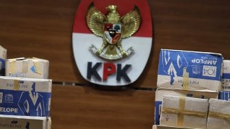 Barang bukti saat konferensi pers di Gedung Merah Putih KPK, Jakarta, Kamis (28/3). [Suara.com/Muhaimin A Untung]