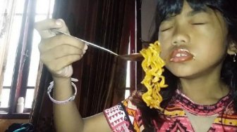 Ketahuan Makan Samyang Palsu, YouTuber Cilik Ini Minta Maaf