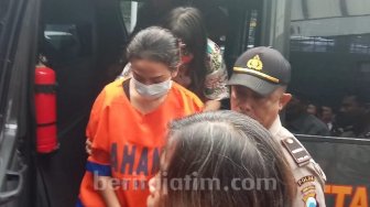 Dikawal Ketat, Polda Jatim Serahkan Vanessa Angel ke Kejari Surabaya