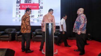 Kepala Staf Kepresidenan Moeldoko bersama President Commissioner of PT Arkadia Digital Media Stephen Sulistyo, Commissioner of PT Arkadia Digital Media Iwa Karunia, CEO PT Arkadia Digital Media William Martaputra dan Pimpinan Redaksi Suara.com Suwarjono menekan tombol peresmian "suara regional" di Hotel Sultan, Jakarta (29/3). [Suara.com/Muhaimin A Untung]