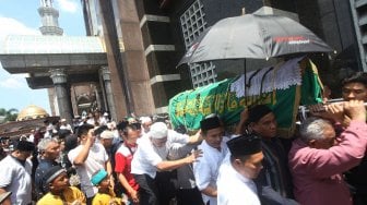 Jemaah bersiap memakamkan jenazah almarhumah Dian Djuriah Rais di Masjid Kubah Emas Cinere Depok, Jabar, Jumat (29/3). [ANTARA FOTO/Kahfie Kamaru]