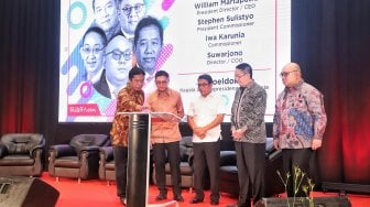 Kepala Staf Kepresidenan Moeldoko bersama President Commissioner of PT Arkadia Digital Media Stephen Sulistyo, Commissioner of PT Arkadia Digital Media Iwa Karunia, CEO PT Arkadia Digital Media William Martaputra dan Pimpinan Redaksi Suara.com Suwarjono menekan tombol peresmian "suara regional" di Hotel Sultan, Jakarta (29/3). [Suara.com/Muhaimin A Untung]