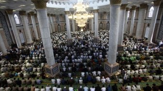 Ribuan jemaah bersiap melakukan salat jenazah almarhumah Dian Djuriah Rais di Masjid Kubah Emas Cinere Depok, Jabar, Jumat (29/3). [ANTARA FOTO/Kahfie Kamaru]