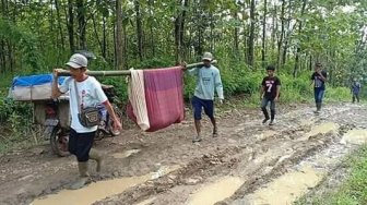 166 Km dari Istana, Ibu Hamil Ditandu Sarung karena Jalan Rusak Parah