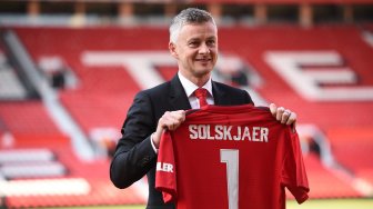 Pelatih caretaker Manchester United, Ole Gunnar Solskjaer berpose saat pemotretan di Old Trafford, Manchester, Inggris, Kamis (28/3). [AFP/Oli SCARFF]