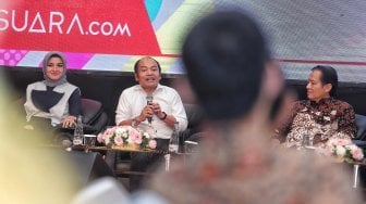 Politisi Partai Nasdem Tina Talisa, Ketua Komisi Pengaduan Masyarakat & Penegakan Etika Pers Dewan Pers Imam Wahyudi, Staf Ahli Menkominfo Hendri Subiakto memberi paparan saat Talkshow Politik Tanpa Hoax di Hotel Sultan, Jakarta, Jumat (29/3). [Suara.com/Muhaimin A Untung]