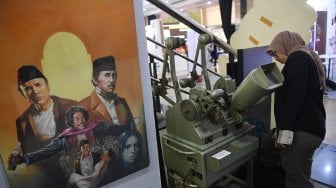 Pengunjung mengamati pameran sejarah perfilman nasional di Gedung Kemendikbud, Jakarta, Sabtu (30/3).  [ANTARA FOTO/Wahyu Putro]