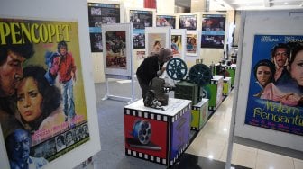 Pengunjung mengamati pameran sejarah perfilman nasional di Gedung Kemendikbud, Jakarta, Sabtu (30/3).  [ANTARA FOTO/Wahyu Putro]