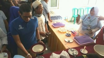 Jelang Kampanye di Cilegon, Sandiaga Santap Menu Prasmanan Nasi Bebek