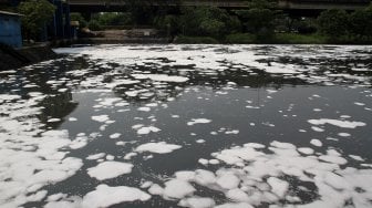 Suasana kali Ancol yang berbusa di Jakarta, Sabtu (30/3).  [Suara.com/Arief Hermawan P]