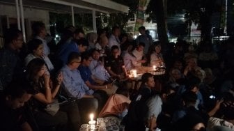 Kampanye Earth Hour, Sandiaga Nonton Debat Lewat Live Streaming di HP