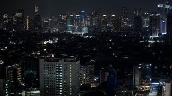 Suasana Monas yang penerangannya dipadamkan saat berlangsung Earth Hour di Jakarta, Sabtu (30/3). ANTARA FOTO/Sigid Kurniawan